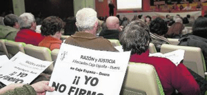 Preferentistas en una asamblea multitudinaria contra el fraudulento Banco Ceiss y la 'aprovechada' UNICAJA.