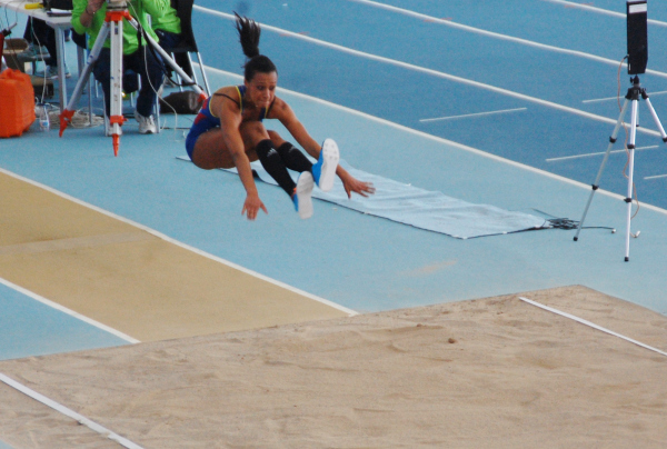 Ana Peleteiro en el salto que le dio el triunfo en el Campeonato de España de Pista Cubierta de 2014 (foto: Fabián Pérez)