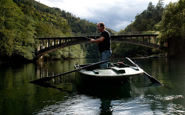 Pescando en el Navia. Catrillón (Boal) 30 de septiembre de 2013. © Miki López