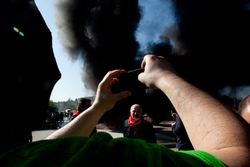 Un minero fotografía a Jose Angel Fernández Villa delante de una barricada en Montico. Mayo de 2012.  © Miki López/La Nueva España