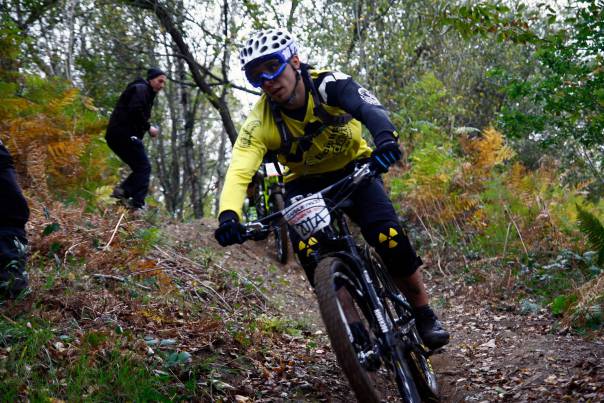 Joanthan García, seguido de su compañero de equipo