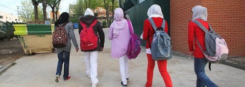 Alumnas de religión musulmana entrando en el colegio