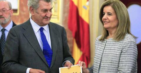 La ministra de Empleo y Seguridad Social, Fátima Báñez, entrega al presidente del Congreso de los Diputados, Jesús Posada, el Informe Anual del Fondo de Reserva de la Seguridad Social. - EFE