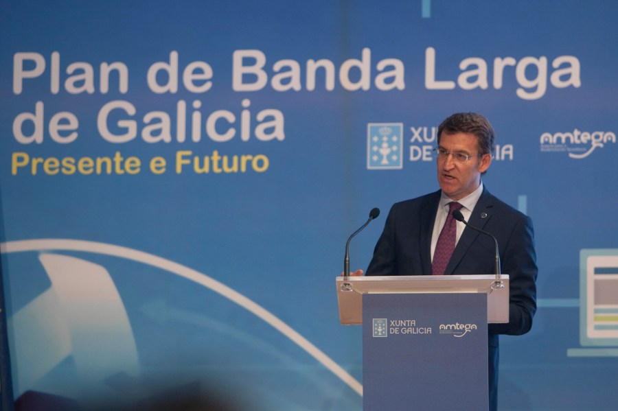 O titular da Xunta, Alberto Nez Feijo, acompaado da directora da Axencia para a Modernizacin Tecnolxica de Galicia, Mar Pereira, preside o acto de presentacin do Plan de banda larga de Galicia: Presente e Futuro.