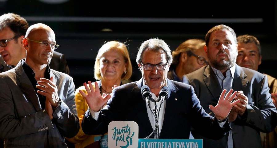 Catalan President Artur Mas addresses Junts Pel Si (Together For Yes) supporters after polls closed in a regional parliamentary election in Barcelona, Spain, September 27, 2015. Separatists have won a clear majority of seats in Catalonia's parliament, an exit poll showed on Sunday, in an election that could set the region on a collision course with Spain's central government over independence. REUTERS/Sergio Perez