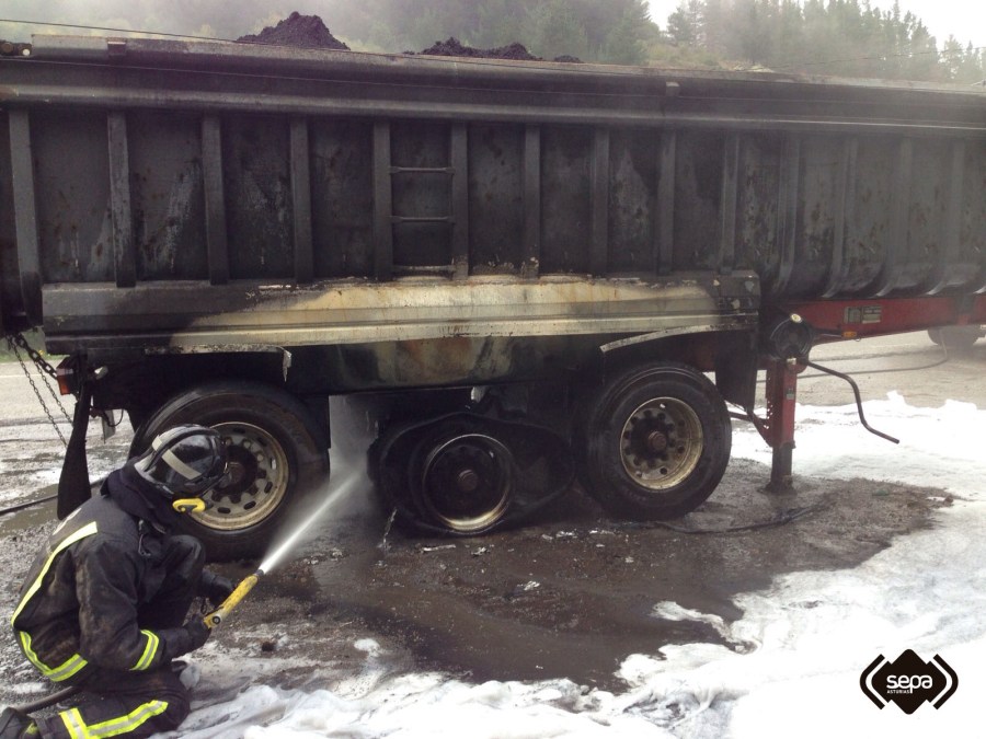 2015.10.26 EXTINGUIDO INCENDIO DE CAMIÓN EN CN 3
