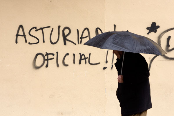 Pintada en favor de la oficialidad de la Llingua asturiana. Pola de Lena, 23 de marzo de 2007 ©Miki López
