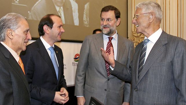 El presidente del Partido Popular, Mariano Rajoy (2d) conversa con su padre, Mariano Rajoy Sobredo (d); el escritor, Baldomero Cores Trasmonte (i) y el presidente de la Diputación de Pontevedra, Rafael Louzán tras asistir a la presentación de un libro sobre su abuelo, Enrique Rajoy Leloup, uno de los impulsores del Estatuto de autonomía de Galicia de 1936. EFE/Marta García