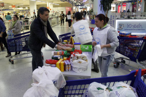 solidario entregando alimentos