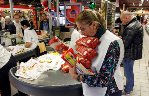 voluntaria transportando donación
