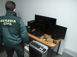 Guardia-civl-con-objetos-sustraídos-300x224