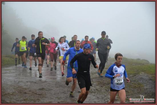 «Las dos chicas poco después de salir». Foto de Carreras Asturias.