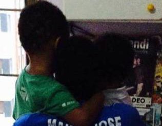 Con su madre y su primo en Oviedo al día siguiente de su llegada. (lne)