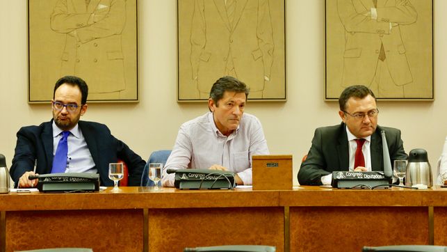 Javier Fernández junto a Antonio Hernando en la reunión del grupo parlamentario a principios de octubre. Foto: PSOE