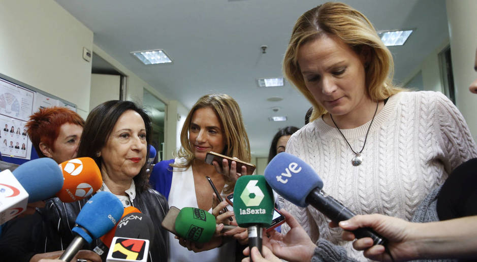 Zaida Cantera, con Margarita Robles y Susana Sumelzo, el pasado 7 de noviembre. (EFE)