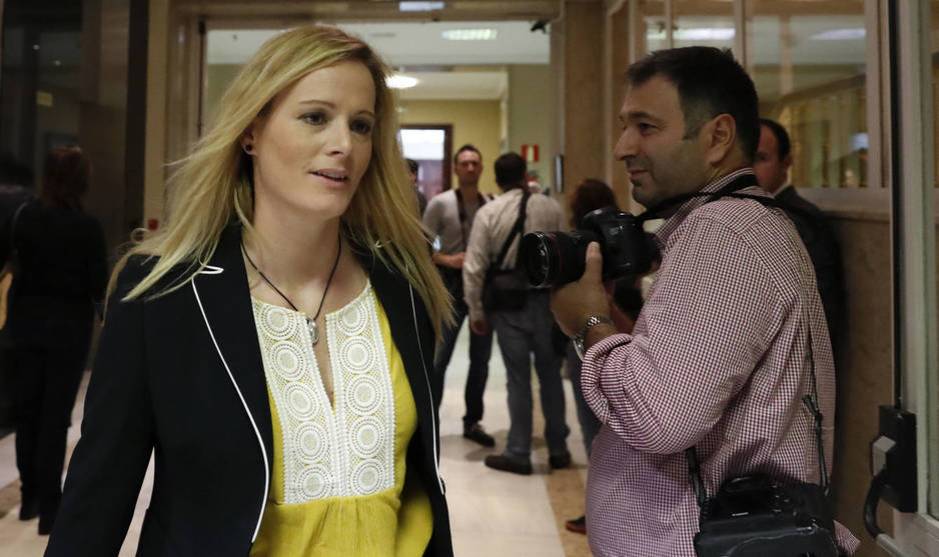 Zaida Cantera, en los pasillos del Congreso antes del debate de investidura de Mariano Rajoy, el pasado 26 de octubre. (EFE)