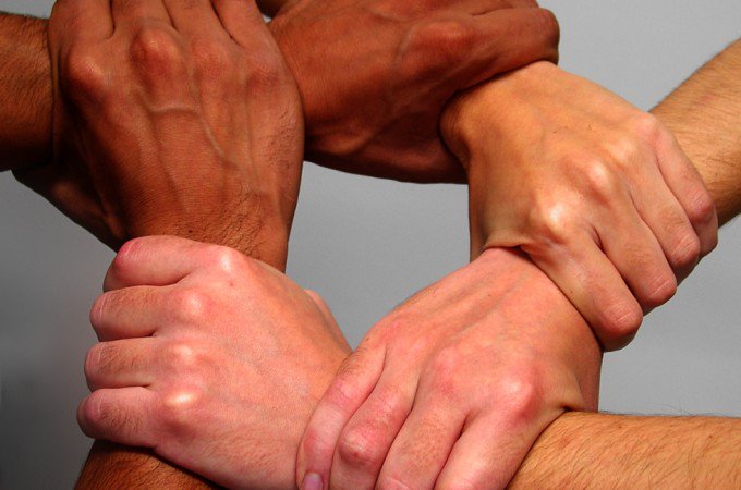 manoscogidasmilitantespsoe