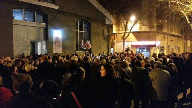 Multitud de personas se han quedado en la calle al no poder acceder a la sala al verse desbordado el aforo