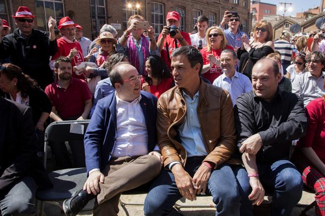 Pedro Sánchez conversa con Miquel Iceta poco antes de protagonizar hoy su primer gran acto de campaña en Catalunya