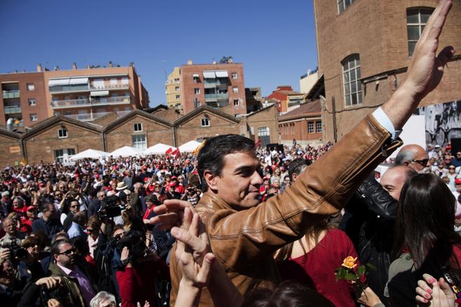 Pedro Sánchez saluda poco antes de protagonizar hoy su primer gran acto de campaña en Cataluny