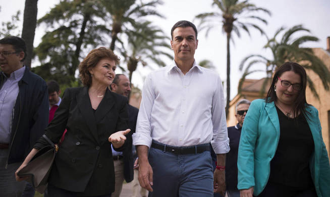 El candidato a secretario general del PSOE Pedro Sánchez junto a la exministra Carmen Calvo (i). (EFE)
