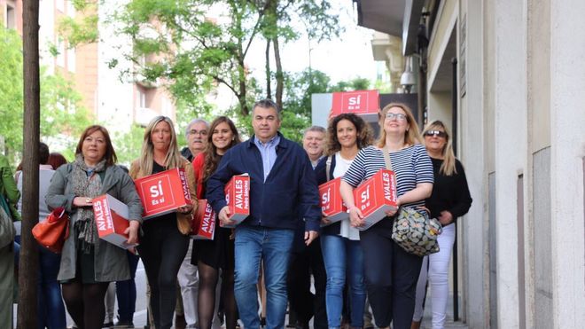 El equipo de Pedro Sánchez lleva sus avales a Ferraz