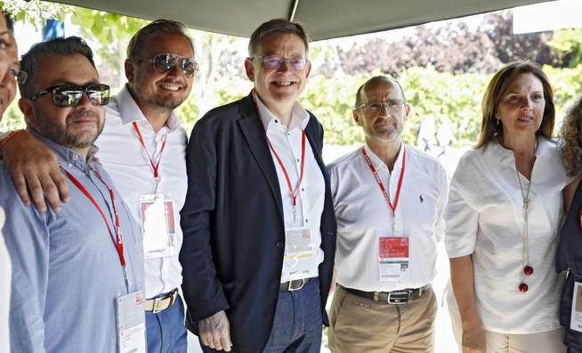 Ximo Puig posa con miembros de su delegación en la clausura del 39º Congreso, el 18 de junio. (EFE)