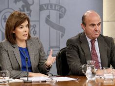 La vicepresidenta Soraya Sáenz de Santamaría y el ministro de Economía, Luis de Guindos.