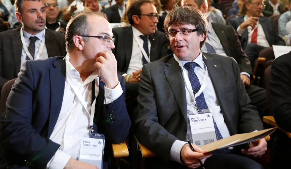 El president de la Generalitat, Carles Puigdemont junto al Consejero de la Presidencia Jordi Turull en un pleno extraordinario en Barcelona.