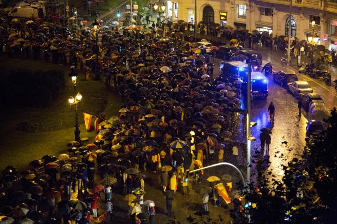 Varios centenares de personas se manifiestan en la plaza Francesc Macià de Barcelona por la unidad de España.