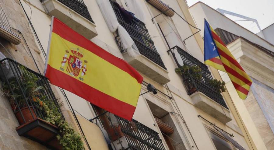 Bandera española y bandera catalana estelada independentista en un edificio de Barcelona